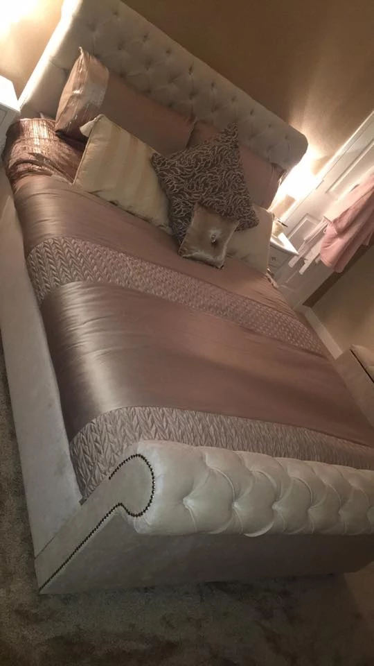 FIL Sleigh Chesterfield Crushed Velvet Bedframe 18 FIL Sleigh Chesterfield Crushed Velvet Bedframe