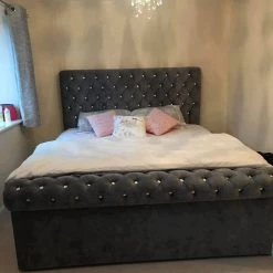 FIL Sleigh Chesterfield Crushed Velvet Bedframe 45 FIL Sleigh Chesterfield Crushed Velvet Bedframe